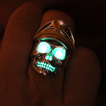 Load image into Gallery viewer, Glow In The Dark Skull Ring