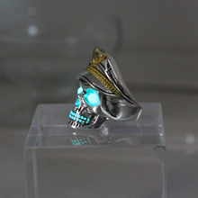 Load image into Gallery viewer, Glow In The Dark Skull Ring