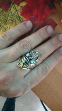 Load image into Gallery viewer, Glow In The Dark Skull Ring