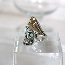 Load image into Gallery viewer, Glow In The Dark Skull Ring