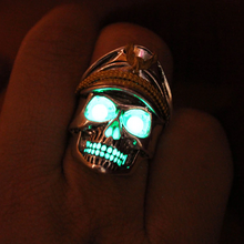 Load image into Gallery viewer, Glow In The Dark Skull Ring
