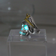 Load image into Gallery viewer, Glow In The Dark Skull Ring
