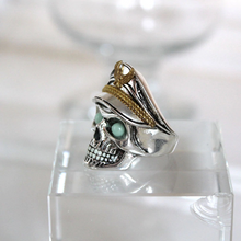 Load image into Gallery viewer, Glow In The Dark Skull Ring
